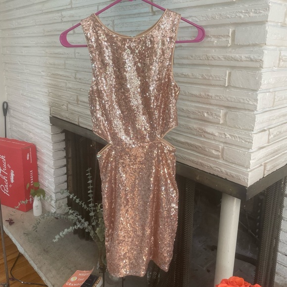 Sparkly sequin gold mini dress with slits on both sides - Picture 5 of 5